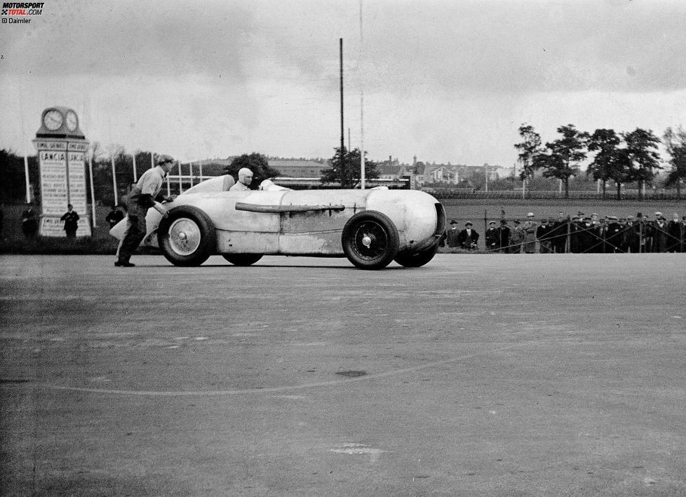 Die Geburtsstunde eines Mythos: Manfred von Brauchitsch gewinnt mit seinem Mercedes-Benz SSKL das Avus-Rennen 1932 in der Klasse über 1,5 Liter Hubraum. Weil die Verkleidungsbleche unlackiert sind, entsteht die auffällige Aluminium-Optik. Der Streckensprecher erwähnt erstmals den Begriff 