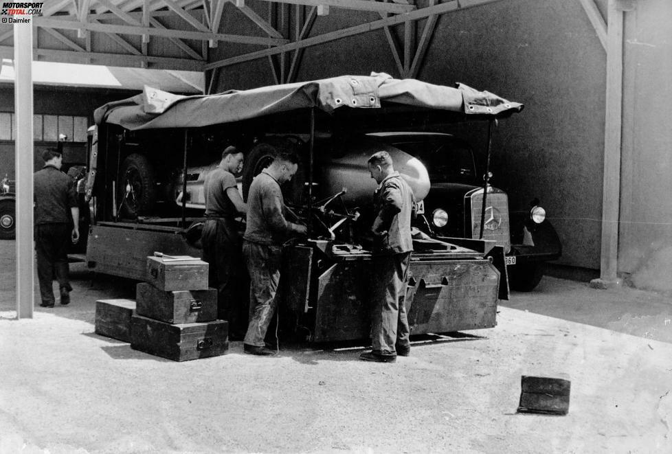 Hightech anno 1938, der berühmte Silberpfeil W 154. Der Legende nach lagen die Mercedes-Rennautos ursprünglich um ein Kilogramm über dem erlaubten Maximalgewicht von 750 Kilogramm, weshalb Rennleiter Alfred Neubauer den weißen Lack abkratzen ließ. Der Mythos war also eigentlich eine Verlegenheitslösung.