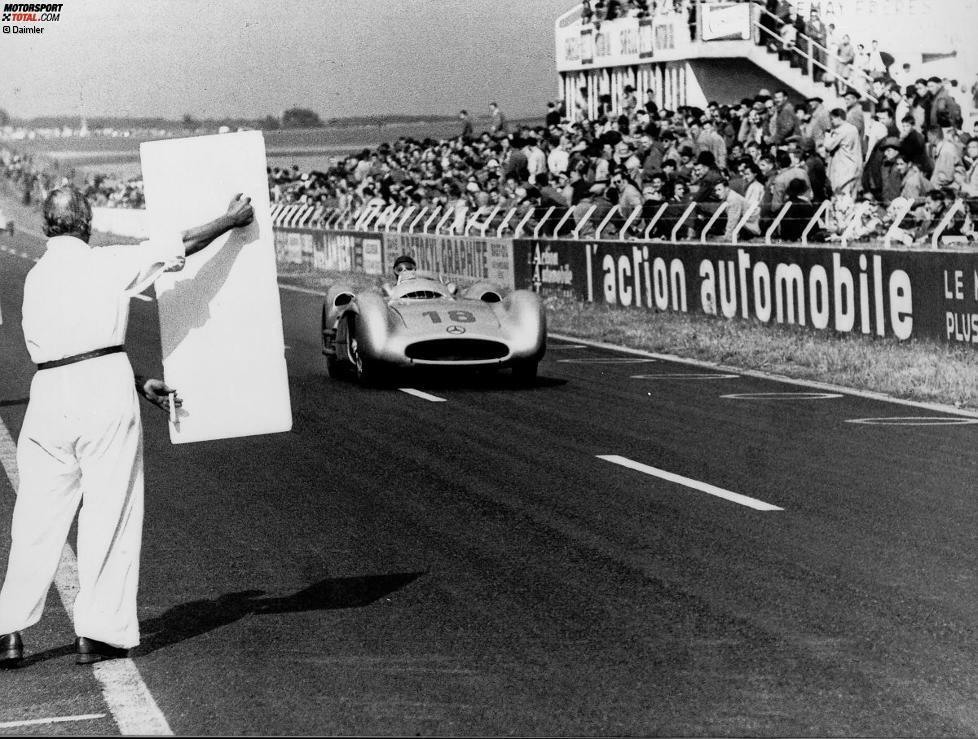 Der große Juan Manuel Fangio gewinnt 1954 und 1955 zwei WM-Titel auf Mercedes, lässt sich hier in Reims 1954 die Rundenzeit anzeigen - in einem Zeitalter, als Boxenfunk noch nach Science-Fiction klingt.