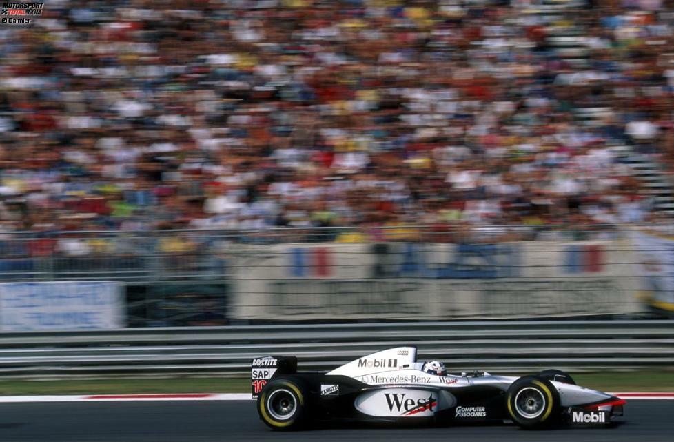1995 wechselt Mercedes offiziell zu McLaren, 1997 wird der Silberpfeil-Mythos wiederbelebt: Wegen Hauptsponsor West tritt McLaren-Mercedes ab sofort in silberner Lackierung an - und völlig überraschend gewinnt David Coulthard gleich den ersten Grand Prix in der neuen Optik. Der Schotte selbst und Mika Häkkinen sollten in jener Saison zwei weitere Siege folgen lassen.