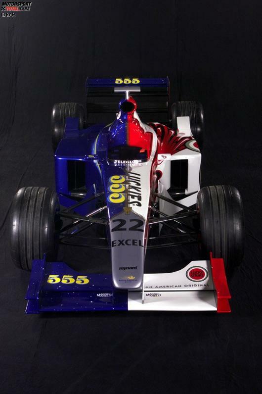 Die FIA unterbindet dies jedoch, der Kompromiss sieht so aus. Doch aus dem vollmundig angekündigten Sieg beim ersten Rennen wird nichts: Jacques Villeneuve und Ricardo Zonta gehen komplett leer aus, BAR wird mit null Punkten WM-Letzter.