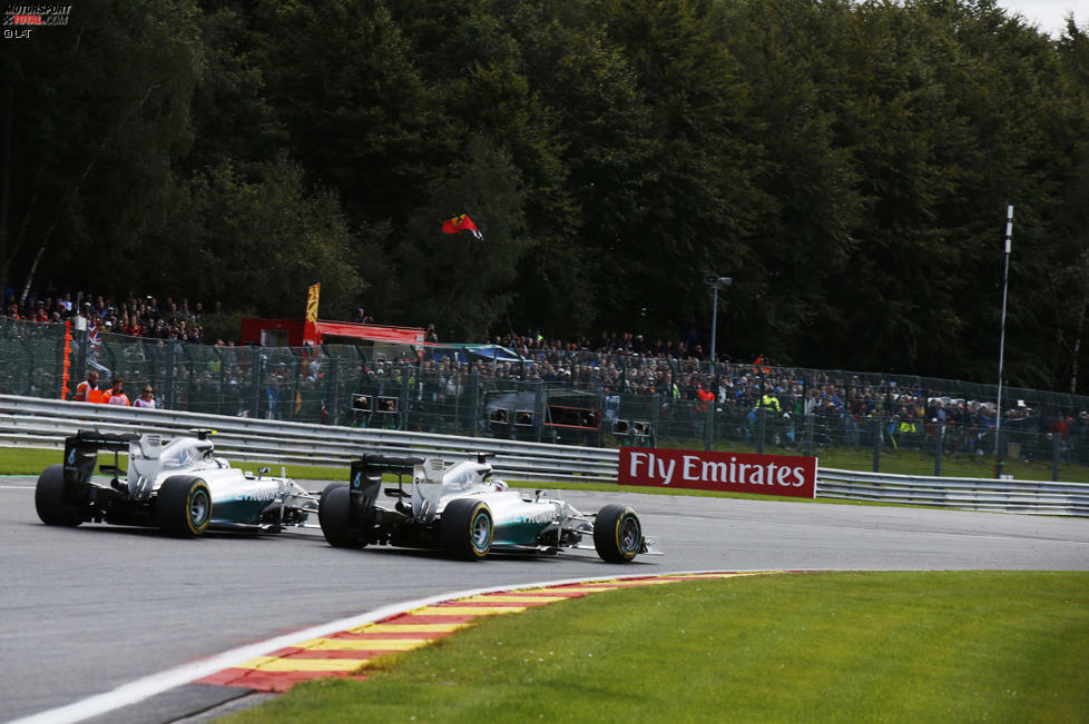 Zwar eilt Mercedes von Erfolg zu Erfolg, doch darunter leidet auch das bis dato gute Verhältnis der Fahrer untereinander. Spätestens mit der Kollision in Spa-Francorchamps ist die Atmosphäre giftig.