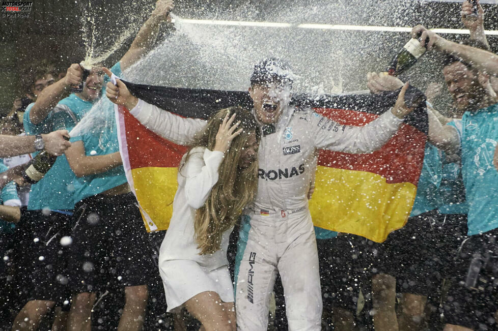 Die Oberhand behält zunächst Lewis Hamilton, der sich 2014 und 2015 jeweils den Fahrertitel sichern kann. 2016 schlägt Nico Rosberg aber in einem bis zur letzten Sekunde spannenden Titelkampf zurück, wird Weltmeister - und verkündet wenige Tage später überraschend seinen Rücktritt.