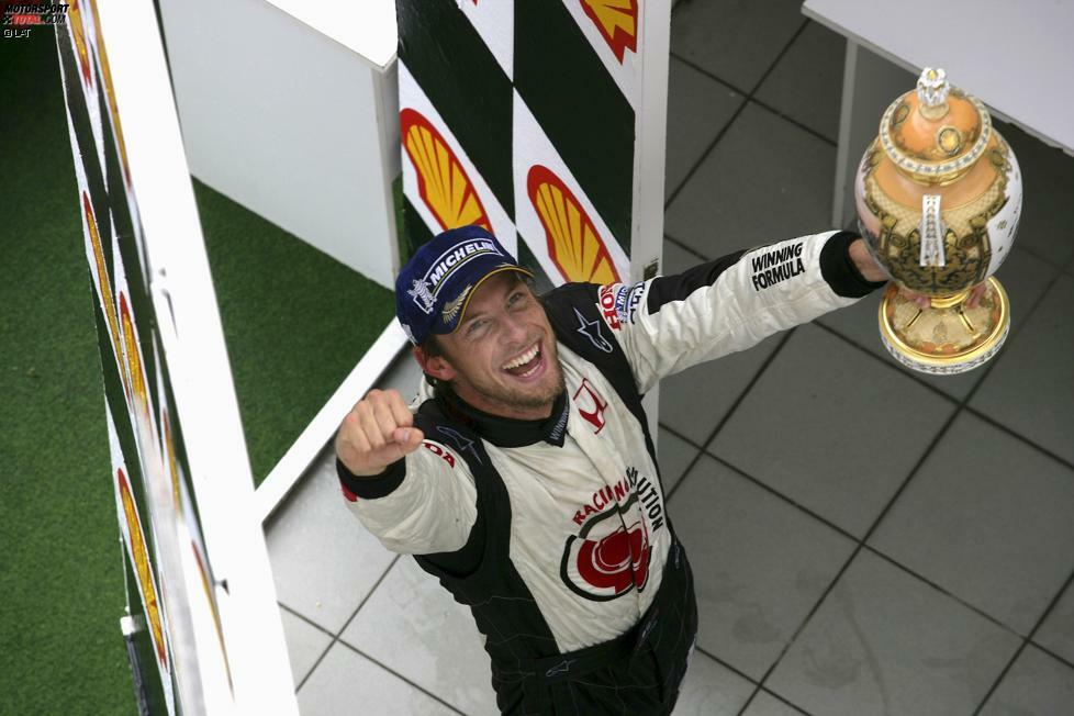23 Jahre nach Michele Alboreto feiert das britische Team wieder einen Sieg: Button triumphiert beim Regenrennen in Ungarn, inzwischen schon unter dem Namen Honda. British American Tobacco hatte 2005 an den japanischen Automobilhersteller verkauft.