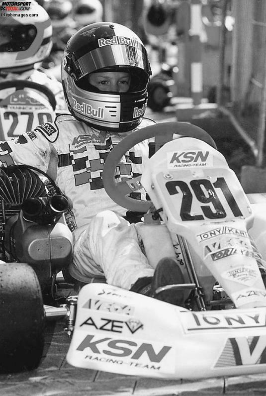 Babyface unter dem Helm, aber schon voll auf das große Ziel fokussiert: Der kleine Sebastian Vettel 2002 im Go-Kart.