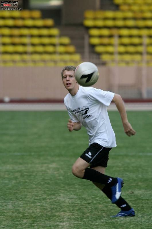 Fußballspielen mit Michael Schumacher und den Nazionale Piloti.