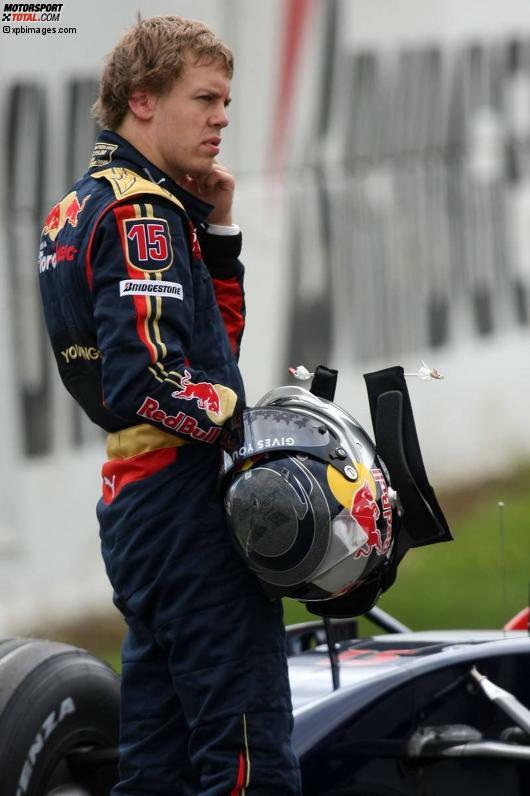 Technischer Defekt bei Toro-Rosso-Testfahrten am 14. Juni 2007 in Barcelona, aber am Ziel: Vettel steigt mitten in der Saison ins Renncockpit und ist Formel-1-Stammfahrer.