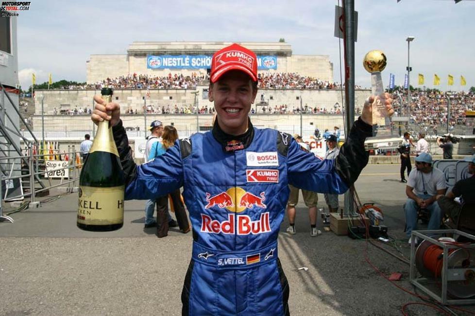 Immer noch bei Mücke, aber inzwischen ohne Zahnspange, beginnt Vettel 2005 in der Formel 3 zu siegen.