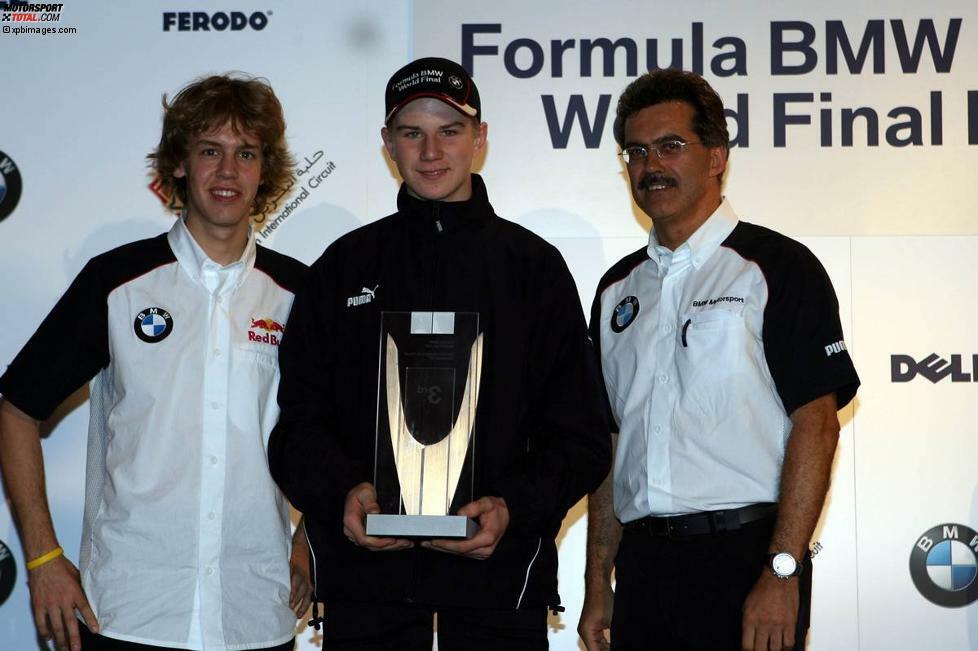 Dezember 2005, Formel-BMW-Finale in Bahrain: Vorjahresmeister Sebastian Vettel, Neo-Champion Nico Hülkenberg und Mario Theissen.
