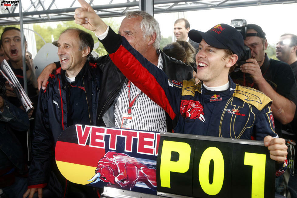 Auch Red-Bull-Boss Dietrich Mateschitz ist bei dem ersten Triumph seines Schützlings in Monza dabei. Er feiert den Erfolg gemeinsam mit Toro-Rosso-Teamchef Franz Tost.