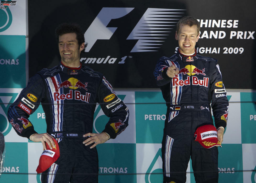 Nach seiner guten Leistung bei Toro Rosso wird der Deutsche 2009 vom Schwesternteam Red Bull engagiert. Auch dieser Schachzug sollte sich als richtig erweisen, denn Vettel gewinnt bereits das dritte Rennen der Saison in China.