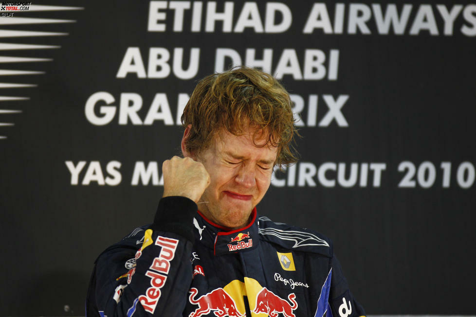 Trotz internen Reibereien und einem harten Kampf mit Ferrari-Pilot Fernando Alonso und Webber um die WM-Krone holt sich Vettel beim letzten Rennen in Abu Dhabi seinen ersten Weltmeisterschaftstitel. Er schreibt damit als jüngster Champion aller Zeiten Geschichte.