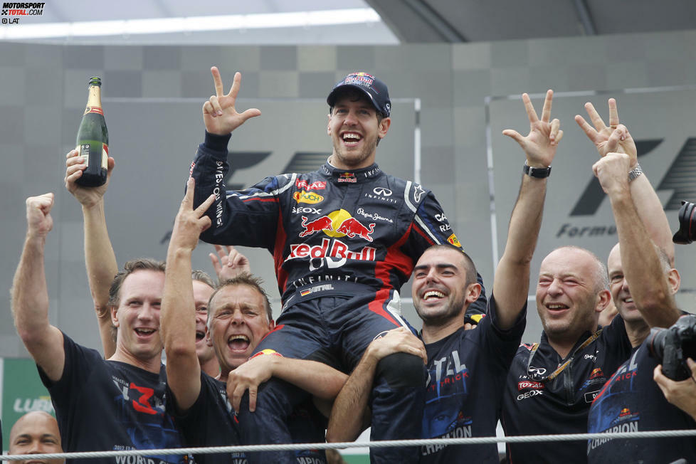 Drei Finger nach oben und lächeln! In Brasilien 2012 erkämpft sich Vettel nach einem Dreher bereits in der ersten Runde noch den sechsten Platz - das reicht ihm gegenüber Alonso zum dritten Titel. 