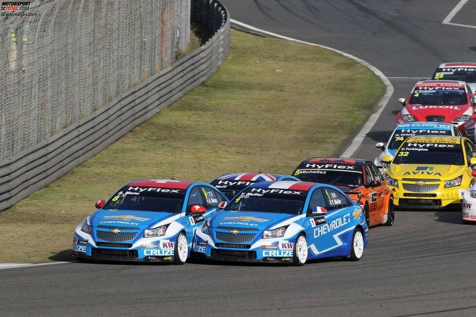 Der Start zum ersten Rennen auf dem Shanghai International Circuit: Yvan Muller (rechts) greift von Platz zwei kommend schon in der ersten Kurve Alain Menu (links) an, der von der Pole-Position losgefahren ist. Es kommt zur Kollision zwischen den Chevrolet-Teamkollegen und WM-Rivalen.