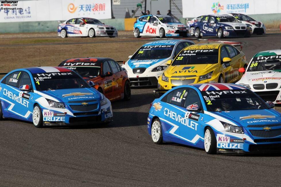 Plötzlich bricht das Heck des Chevrolet Cruze in die andere Richtung aus. Und damit stellt sich das Auto von Yvan Muller quer zur Fahrbahn.