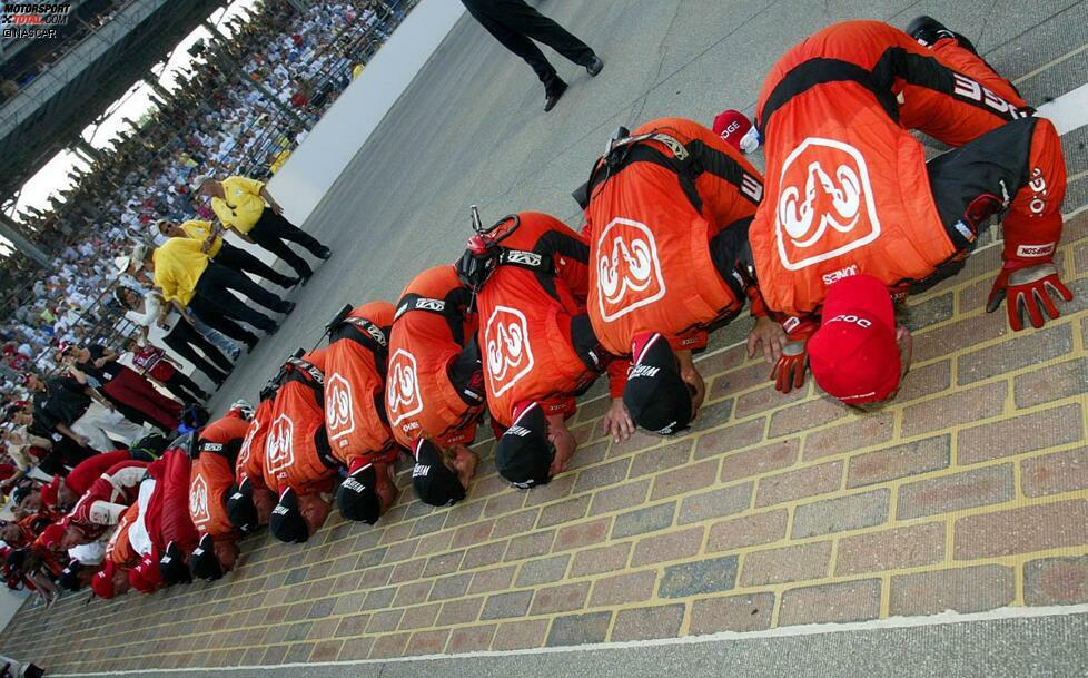 2002: Bill Elliott siegt für Ray Evernham in Indianapolis - die Dodge-Fraktion darf die berühmten Bricks küssen.