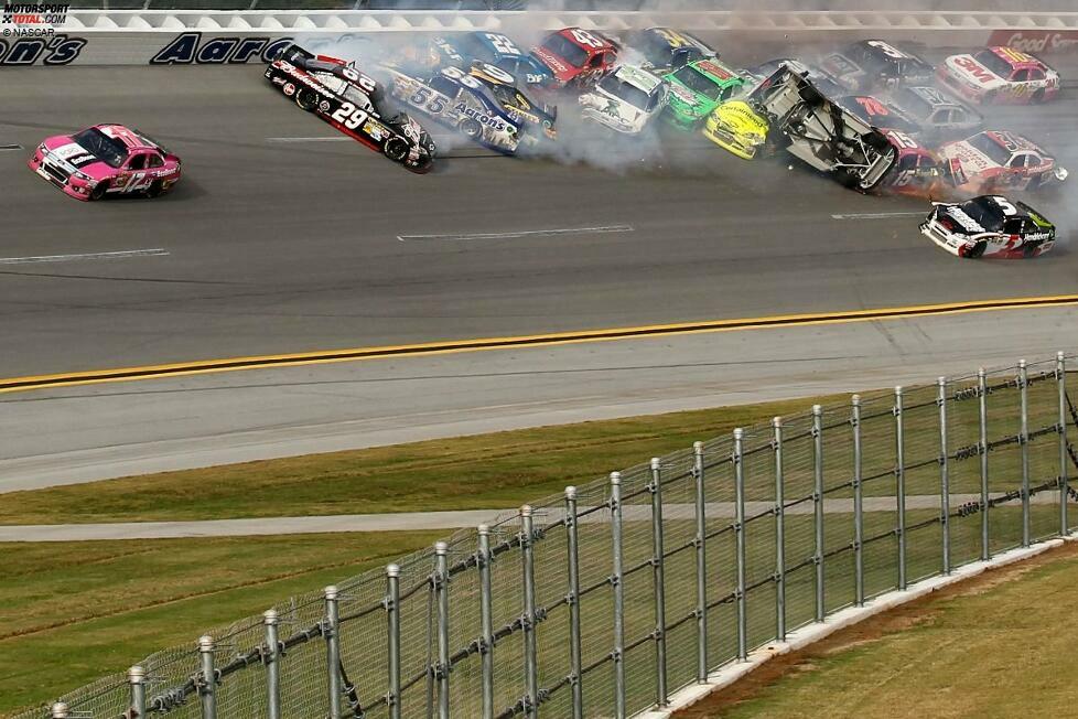 Spektakuläres Talladega: Massencrash in der letzten Runde, Dale Earnhardt Jr. muss mit einer Gehrinerschütterung pausieren - Matt Kenseth gewinnt