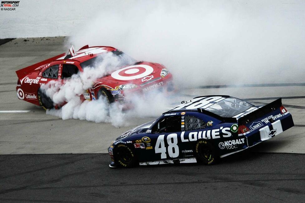 Eine Woche später in Martinsville kämpft sich Jimmie Johnson zum Sieg - sein erster im NASCAR-Chase 2012