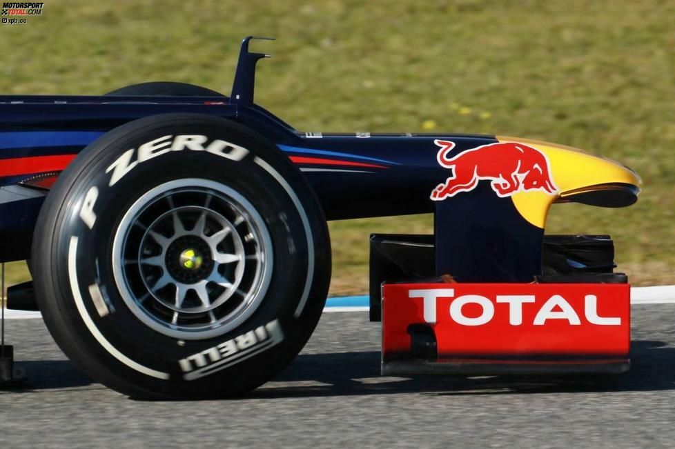 Sogar Adrian Newey kam nicht um die Stufe umhin, schnitzte allerdings frontal eine Öffnung hinein, um kühlende Luft für die Fahrer in die Überlebenszelle zu leiten. 