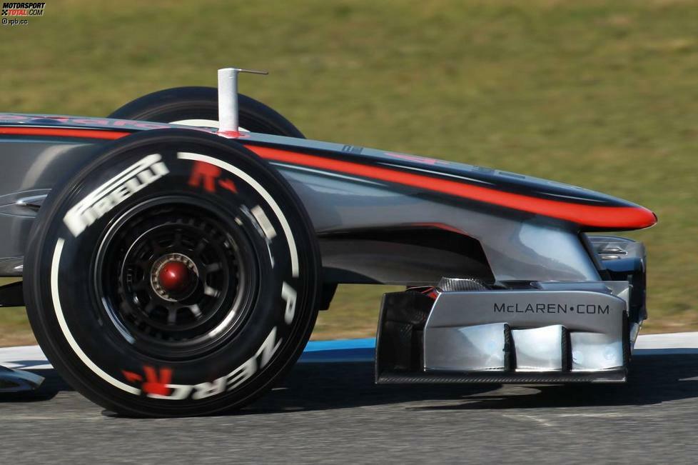 Der Schönheitspreis geht an McLaren: Weil der MP4-27 auch vor dem Cockpit nicht höher ist als 55 Zentimeter (die Konkurrenz schöpft die maximal erlaubten 62,5 Zentimeter voll aus), kann es sich das britische Team leisten, auf die Stufe zu verzichten. McLaren hatte schon vor der Regeländerung (vorderer Nasenbereich ab 2012 aus Sicherheitsgründen um 7,5 Zentimeter abgesenkt) eine durchgehend niedrigere Nase.