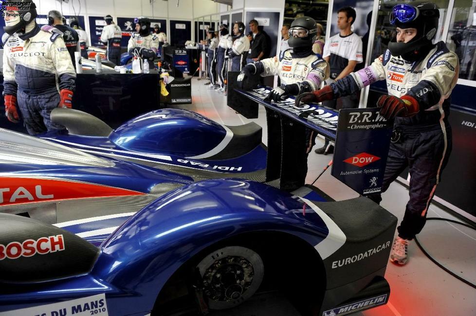 Aber 2010 folgte die große Ernüchterung. Peugeot hatte den LMP1-Diesel zur neuen Saison noch einmal verbessert. Ein Produktionsfehler machte jedoch im Verlauf des Rennens alle Motoren kaputt.