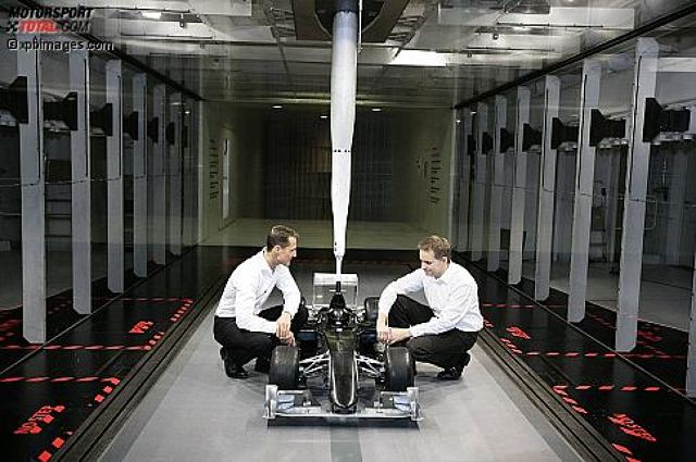 Das Comeback: Kurz vor Weihnachten 2009, am 23. Dezember, gibt Michael Schumacher seine Rückkehr in die Formel 1 bekannt. Er hat kurz zuvor einen Dreijahresvertrag bei Mercedes unterschrieben.