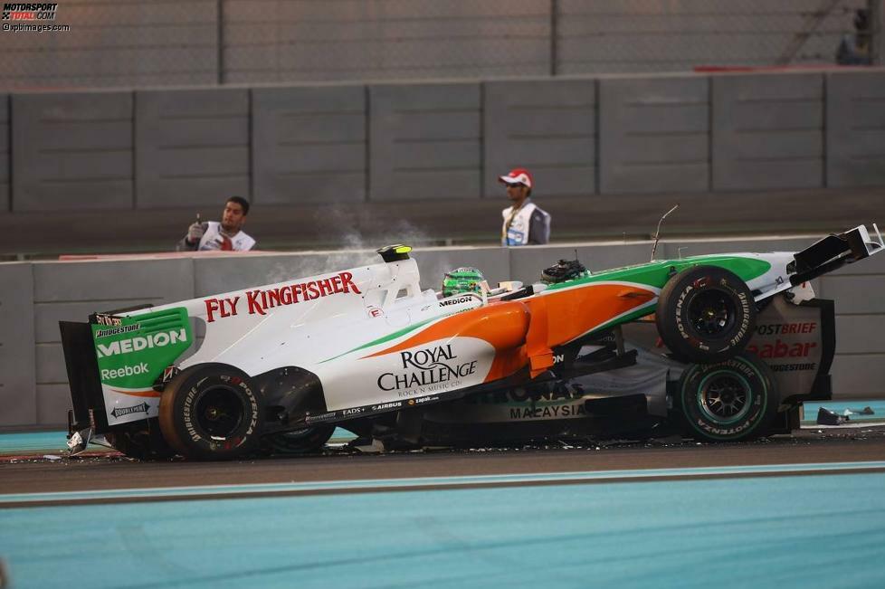 Schrecksekunde: Beim Saisonfinale 2010 in Abu Dhabi kollidiert Schumacher mit Vitantonio Liuzzi. Ein Unfall, der Anstoß zu neuen Diskussionen über die Cockpit-Sicherheit gibt und letztendlich für die Einführung der 