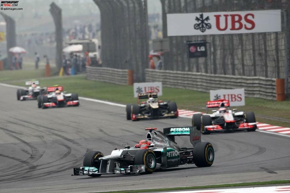 2012: Während Nico Rosberg in Schanghai den ersten Sieg für Mercedes feiert, steht Schumacher wieder einmal im Schatten. Aber: Der 43-Jährige fährt die beste Saison seit seinem Comeback.