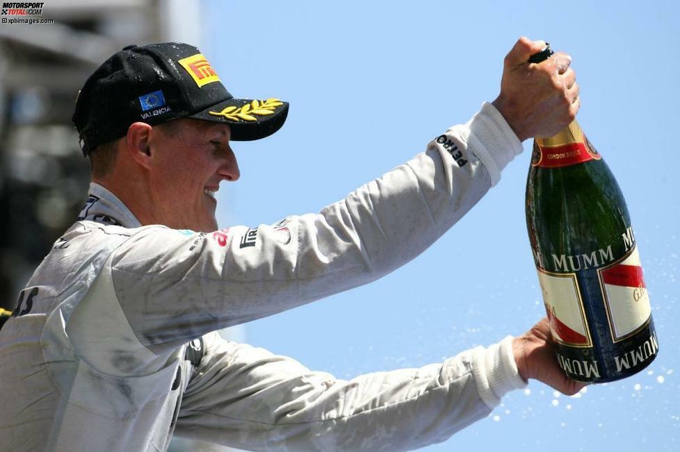 Die letzte Sternstunde: Im dritten Jahr fährt Schumacher beim Grand Prix in Valencia erstmals auf das Podium - dank maßgeblicher Schützenhilfe der Renault-Lichtmaschine und von Pastor Maldonado.
