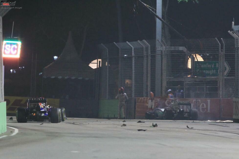 Nachtblind? Michael Schumacher produziert in Singapur schon 2011 das erste Mal Schrott.