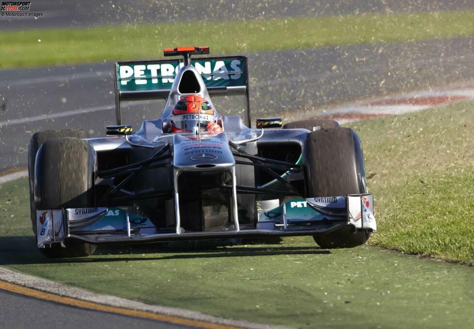 Schumacher findet weiterhin nicht zu seiner früheren Dominanz. Hier stellvertretend eine Situation aus Melbourne.