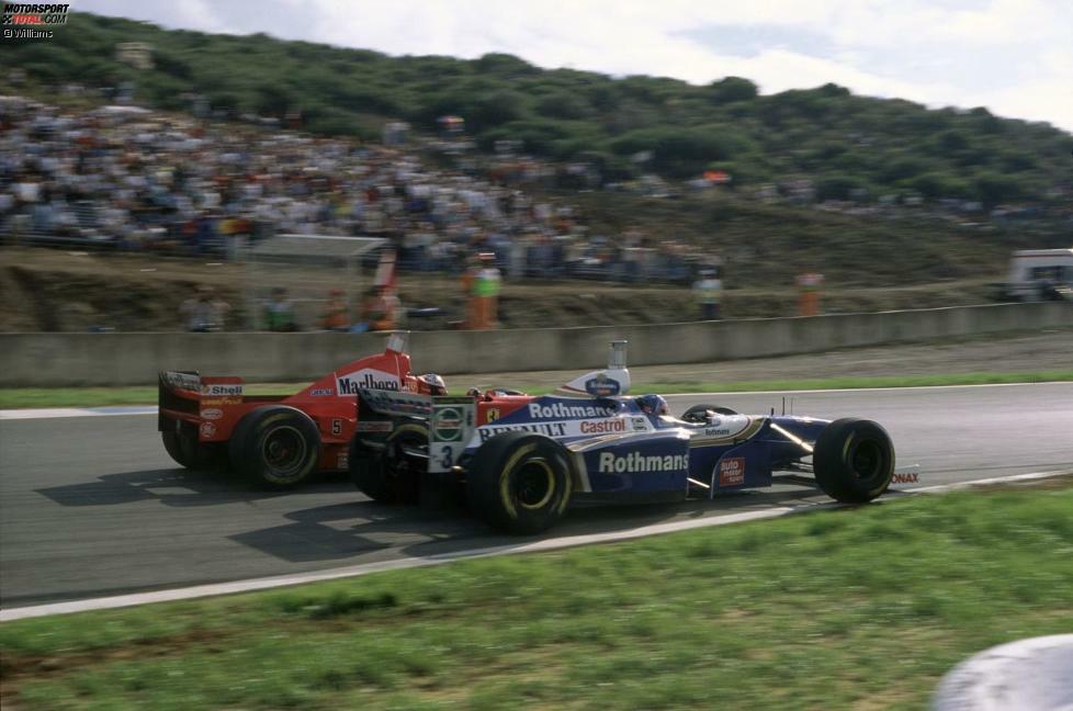 Schumachers vielleicht schwärzeste Stunde, für die er sich stets nur andeutungsweise entschuldigt hat: Beim WM-Finale in Jerez 1997 muss er vor Jacques Villeneuve bleiben, um Weltmeister zu werden. Der Williams-Pilot attackiert jedoch in der Dry-Sac-Kurve überraschend aus dem Hinterhalt...