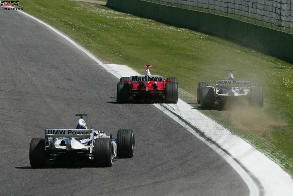 Nur 2003 war Montoya in der Weltmeisterschaft ein ernster Gegner Schumachers, die Rad-an-Rad-Kämpfe der beiden setzten sich aber auch 2004 fort, etwa hier in Imola. Tiefpunkt im persönlichen Verhältnis der beiden: Monaco 2004, als Montoya während einer Safety-Car-Phase ins Heck des führenden Ferrari rauschte.