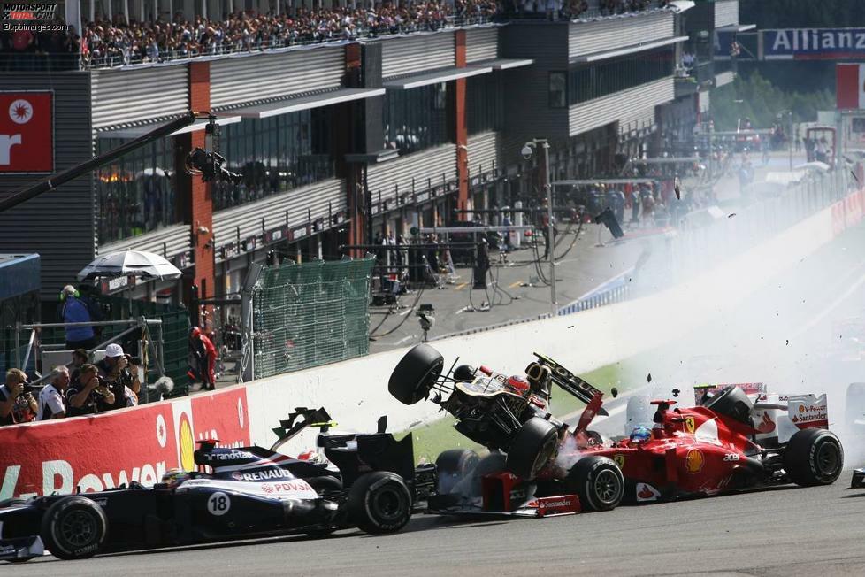 ...kracht auf die Nase von Alonsos Ferrari.