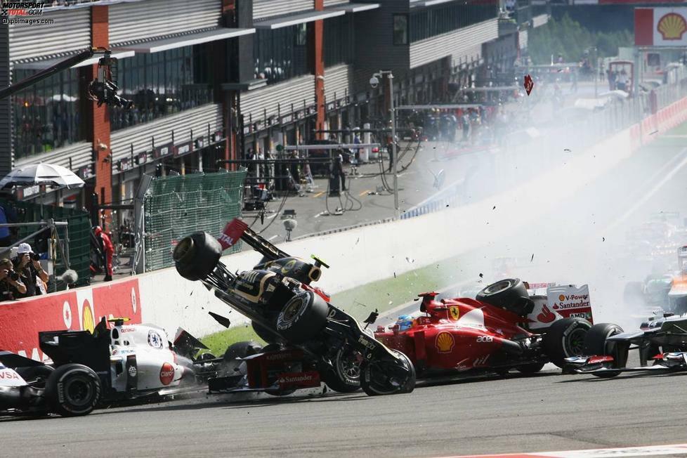 Alonso hat Glück, dass er nicht verletzt wird.
