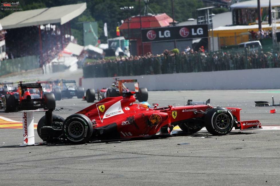 Alonso bleibt zunächst im Auto sitzen...