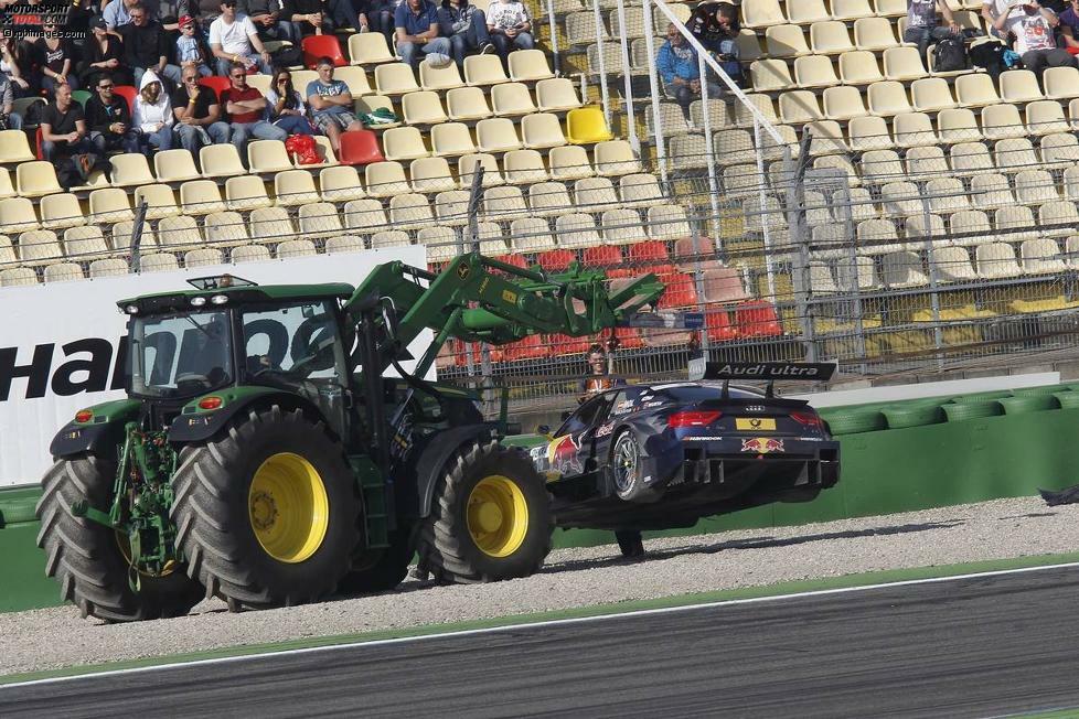 Am Haken: In Hockenheim musste Miguel Molinas Audi eher unkonventionell zurück zur Box befördert werden. Offensichtlich verleiht nicht sein Sponsor, sondern ein Trecker Flügel.