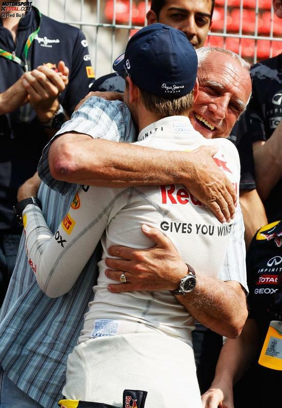 Vier Milliarden Euro schwer, aber extrem medienscheu und bodenständig: Konzernchef Dietrich Mateschitz ist mit einem aus Thailand importierten Aufbaugetränk steinreich geworden. Mainstream-Sportarten mied Red Bull lange wie der Teufel das Weihwasser, inzwischen sind Formel 1 und auch Fußball aber mit zu den wichtigsten Säulen im Sportmarketing geworden. Von Vettel hat Mateschitz schon immer viel gehalten - und nach dessen erstem WM-Gewinn 2010 gab er ausnahmsweise sogar ein TV-Interview.