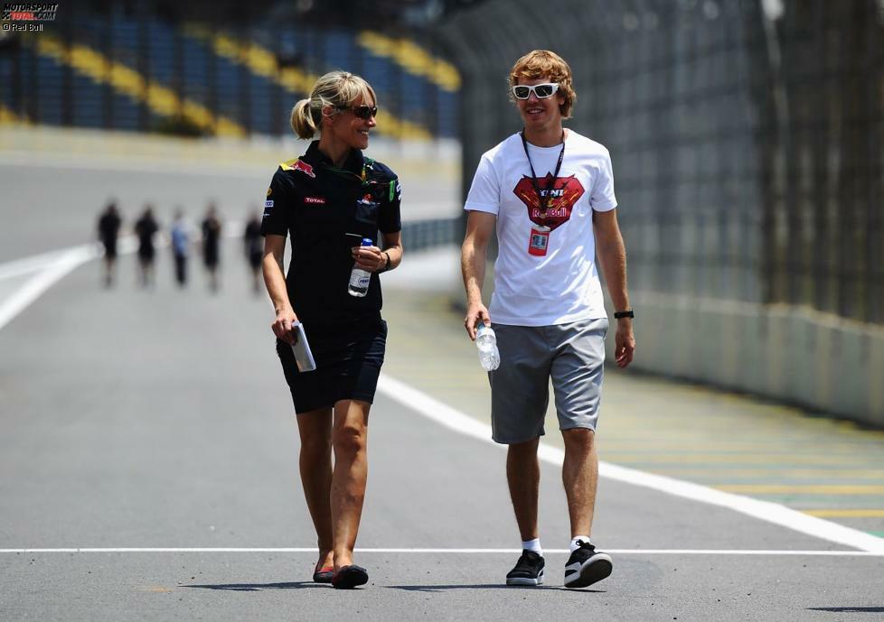 Britta Roeske ist für Sebastian Vettel das, was Sabine Kehm für Michael Schumacher war: die Frau mit dem Diktiergerät. Eigentlich eine Red-Bull-Mitarbeiterin, war Vettel mit der ihm zugeteilten Pressesprecherin so zufrieden, dass er sie kurzerhand auf seine eigene Gehaltsliste nahm. Roeske gilt in Journalistenkreisen als sympathisch und hilfsbereit und ist die Schnittstelle zwischen Vettel und den Medien, etwa bei Interviewanfragen.