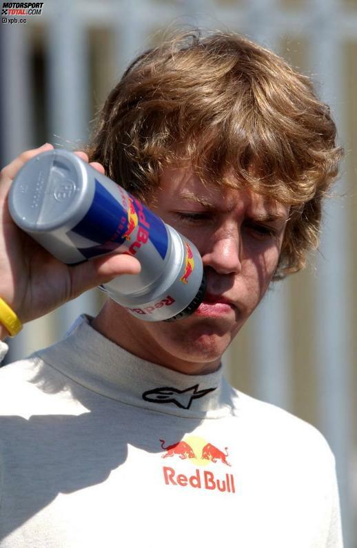 Die Red-Bull-Trinkflasche war schon in den Nachwuchsserien ständiger Begleiter. Vettel wurde von Red Bull und von BMW unterstützt, letztendlich gewann Red Bull aber den Kampf um das Supertalent.