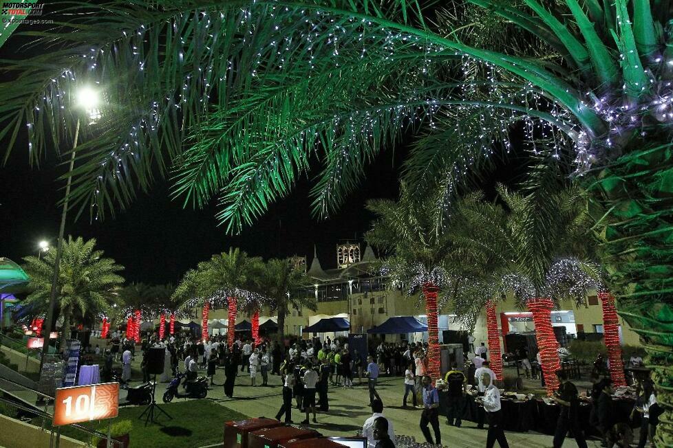 29.09.2012, Manama (Bahrain): Die Organisatoren in Bahrain geben sich alle Mühe, den Aufenthalt der WEC-Szene so angenehm wie möglich zu machen. Die Protagonisten rücken im Rahmen des WM-Events in Manama sehr eng zusammen. Höhepunkt ist ein Grillfest im Fahrerlager, an dem alle Beteiligten ihre Freude haben.