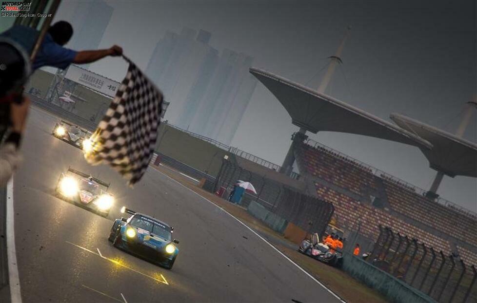 28.10.2012, Schanghai (China): Sportlich bekommen die Fans der WEC beim Finale noch einmal einiges geboten. Toyota zieht im Duell gegen Audi eine große Show ab. Das Layout des Formel-1-Kurses von Schanghai ist für den TS030 wie gemacht. Wurz/Lapierre/Nakajima fahren beim ersten sechsten Einsatz des Autos bereits zum dritten Sieg. Audi feiert dennoch: Alle Titel der ersten WEC-Saison gehen nach Ingolstadt.