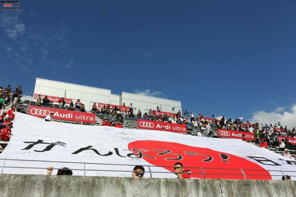 14.10.2012, Fuji (Japan): Der Mount Fuji ist schneefrei, die japanischen Fans voller Vorfreude, als die WEC-Szene ihren Besuch abstattet. Die Tribünen sind voll besetzt, die Zuschauer voller Erwartungen. Toyota enttäuscht seine Fans beim Heimspiel nicht.