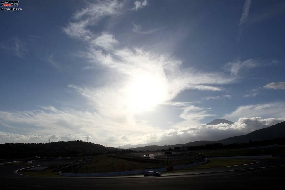 14.10.2012, Fuji (Japan): Auf sportlicher Seite spielen Audi und Toyota beim Auftritt in Japan auf Augenhöhe. Alexander Wurz, Nicolas Lapierre und Lokalheld Kazuki Nakajima müssen 233 Runden lang alles geben, um sich am Ende rund elf Sekunden vor dem besten Audi über die Linie retten zu können. Der zweite Saisonsieg der Japaner wird in Fuji lautstark bejubelt und von den Toyota-Bossen mit Freude zur Kenntnis genommen.