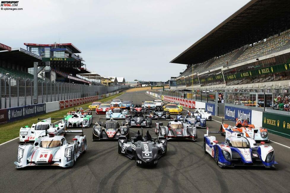 16./17.06.2012, Le Mans (Frankreich): Der Klassiker an der Sarthe ist der Höhepunkt des WEC-Jahres. Das traditionsreiche Rennen zieht auch 2012 rund 250.000 Zuschauer an die einzigartige Strecke, die teils aus öffentlichen Straßen besteht. Als Experimentalauto zieht der Nissan-DeltaWing (Mitte) die Blicke auf sich.