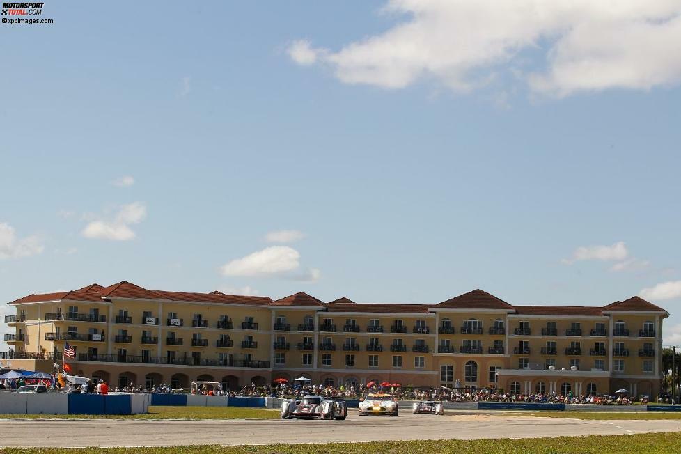 17. März 2012, Sebring (USA): Auf sportlicher Seite feiert Audi gleich den Sieg beim ersten Rennen der neuen WEC. Allan McNish, Tom Kristensen und Dindo Capello fahren im R18 zum umjubelten Erfolg auf der Buckelpiste in den USA. 2012 war der vorerst letzte Auftritt der Szene in Sebring, denn die Serie wird ab 2013 auf den neuen Kurs in Atsin/Texas wechseln.