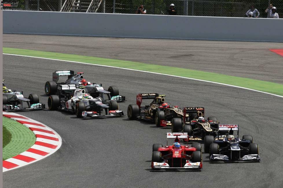 Die Attacke von Kimi Räikkönen kann der Williams-Pilot abwehren und in der ersten Kurve sogar die Nase bei Alonso reinstecken, Maldonado muss aber klein bei- und sich mit Platz zwei zufrieden geben.