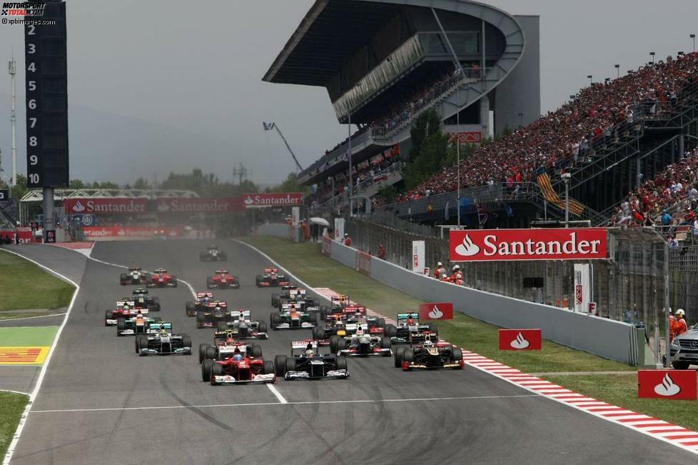 Start zum Grand Prix von Spanien: Lokalmatador Alonso kommt vor der tosenden Haupttribüne am besten weg, geht auf der rechten Seite an Maldonado vorbei.