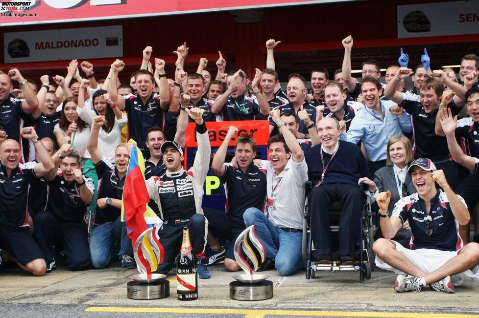 Endlich Emotionen: Beim Teamfoto im Paddock schreien sich Maldonado, Toto Wolff und Co. den Jubel aus dem tiefsten Winkel ihrer Lungen.