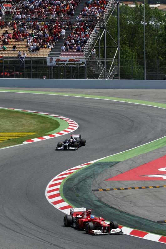 Alonso kann sich im ersten Renndrittel ein wenig absetzen.